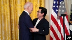  Diễn viên Ke Huy Quan ôm Tổng thống Joe Biden sau khi ông giới thiệu Biden phát biểu trước buổi chiếu phim "American Born Chinese" tại Nhà Trắng nhân dịp Tháng Di sản của người Mỹ gốc Á và Thái Bình Dương, vào ngày 8/5/2023.