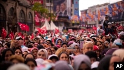 Raporun giriş kısmında, geçen yıl Mayıs ayındaki cumhurbaşkanlığı ve milletvekili seçimleri öncesinde toplanma, örgütlenme ve ifade özgürlüklerine getirilen kısıtlamaların yıl içinde Türkiye'deki insan hakları durumunu olumsuz etkileyen önemli bir gelişme olduğu kaydedildi.