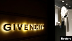 Các đại sứ thương hiệu ở Trung Quốc của các nhãn hàng thời trang từ Coach đến Givenchy đã hủy hợp đồng đại diện.