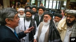 Đặc sứ Nga về Afghanistan, Zamir Kabulov (trái) nói chuyện với các đại diện của Taliban trong cuộc gặp ở Moscow vào ngày 28/5/2019.