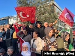 Esenyurt'taki mitingde birçok kişi Türk bayrağı taşıyordu.