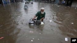 پاکستان میں ہونے والی حالیہ بارشوں کے بعد شہر ی علاقے سیلاب کی زد میں (ٖائل فوٹو)