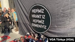 2007’de çalıştığı Agos Gazetesi’nin önünde katledilen Hrant Dink, 18 yıl önce öldürüldüğü yerde ve cinayetin işlendiği saatte anıldı.