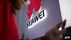 Biểu tượng của Huawei tại một cửa hàng ở Bắc Kinh- Uganda và Zambia ngày 16/8/2019 bác bỏ tin là Huawei giúp họ do thám các đối thủ chính trị.