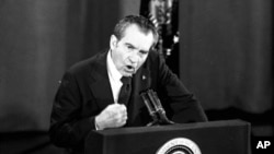 Ông Richard Nixon là Tổng thống thứ 37 của Hoa Kỳ, bắt đầu nhiệm kỳ năm 1969. Nỗ lực bí mật của ban vận động tranh cử cho ông Nixon nhằm phá hoại sáng kiến hòa bình của Tổng thống Lyndon Johnson lâu nay vẫn gây nên nhiều tranh cãi và là đề tài nghiên cứu của giới sử gia.