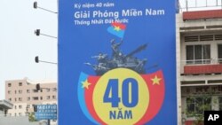 Tấm bảng kỷ niệm ngày 30 tháng Tư treo tại một cửa hàng Viettel ở Sài Gòn năm 2015.