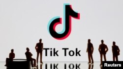 Tổng thống Donald Trump đánh một lúc hai “app” TikTok và WeChat của hai công ty Trung Quốc.