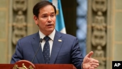 Sekrete d Eta Etazini Marco Rubio bay yon konferans pou lapres konjwen ak Prezidan Guatemala Bernardo Arevalo nan Guatemala Siti, 5 Fevriye 2025. 