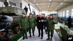 Tổng thống Belarus Lukashenko thăm một căn cứ vũ khí pháo binh ở vùng Gomel, tháng 11/2023 (ảnh tư liệu).