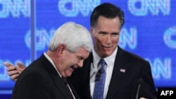 Cựu Chủ tịch Hạ viện Newt Gingrich, trái, và Cựu Thống đốc bang Massachusetts Mitt Romney