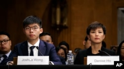 Nhà hoạt động Hong Kong Joshua Wong (trái) và Denise Ho, dự một buổi điều trần về các cuộc biểu tình ở Hong Kong, ngày 17 tháng 9, 2019, trong điện Capitol ở Washington