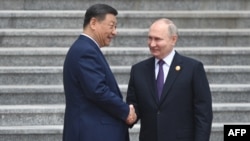 Chủ tịch Trung Quốc Tập Cận Bình, trái, đón Tổng thống Nga Vladimir Putin tại Đại lễ đường Nhân dân ở Quảng trường Thiên An Môn, Bắc Kinh, ngày 16/5/2024. 