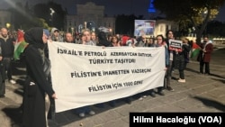 Yaklaşık 250 genç, “İsrail’e petrolü Azerbaycan satıyor, Türkiye taşıyor. Filistin’e ihanetten vazgeç” yazılı pankartın altında toplanarak Sultanahmet Meydanı’na kadar yürüdü. 