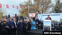 CHP Milli Savunma Politikalarından Sorumlu Genel Başkan Yardımcısı Yankı Bağcıoğlu’nun kamuoyuna duyurduğu TESUD’un çağrısı üzerine bugün emekli askerlerin yanısıra yurttaşlar da Anıtpark’taydı.