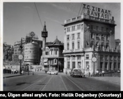 Ağustos 1958'de Galata Köprüsü üzerinden çekilen fotoğrafta, Karaköy Meydanı'nda yıkımların başladığı ancak Karaköy Mescidi'nin halen ayakta olduğu görülüyor. (Kaynak: Salt Araştırma, Ülgen ailesi arşivi, Foto: Halûk Doğanbey)