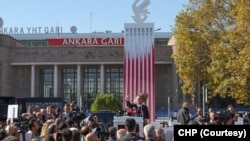 Ailelerin, ölenler anısına Ankara Garı önünde bir anıt heykel oluşturulması talebi bugün sonuç verdi. Ancak anıtın açılışı siyasi tartışmaya yol açtı.