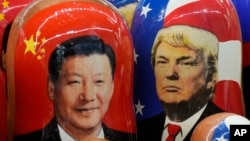 Foto Achiv: Pope tradisyonel Ris ki rele Matryoshka ki gen imaj Prezidan Chinwa Xi Jinping ak Prezidan Etazini Donald Trump sou yo. 