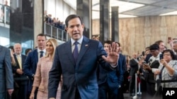 Tân Ngoại trưởng Mỹ Marco Rubio đến Bộ Ngoại giao hôm 21/1/2025 và được chào đón nồng nhiệt.