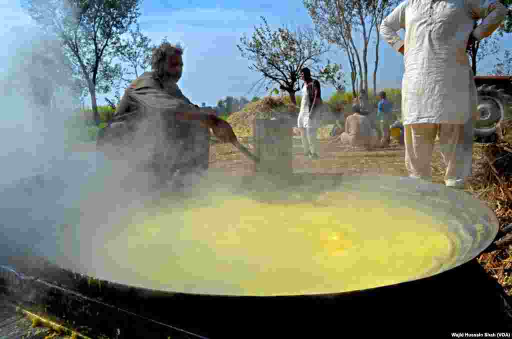 پاکستان کے صوبے پنجاب میں گڑ بنانے کے لیے آج کے جدید دور میں بھی پرانے روایتی طریقے استعمال کیے جاتے ہیں۔