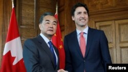 Thủ tướng Canada Justin Trudeau (phải) gặp Ngoại trưởng Trung Quốc Vương Nghị tại văn phòng riêng ở Ottawa, Ontario, Canada, 1/6/2016. 