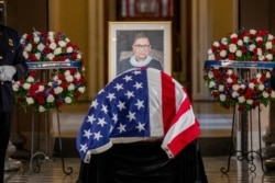 Linh cữu Thẩm phán Ruth Bader Ginsburg quàn tại Statuary Hall, điện Capitol ở Washington ngày 25/9/2020.