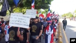 Dominiken manifeste nan lari Santo Domingo Dimanch 27 Oktob pou montre apui yo pou desizyon gouvenman Luis Abinader pran pou depote 10,000 migran ilegal Ayisyen chak semen.