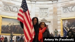 Anthony Vo và mẹ của mình, Annie Vo, tại phòng Rotunda trong Điện Capitol ngày 6/1/2021 khi những người ủng hộ Donald Trump xông vào để ngăn cản Quốc hội Mỹ phê chuẩn chiến thắng của Joe Biden.