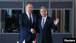 Bộ trưởng Ngoại giao Nga Sergei Lavrov và Bộ trưởng Ngoại giao Trung Quốc Vương Nghị bên lề hội nghị thượng đỉnh G20 tại Johannesburg, Nam Phi, ngày 20/2/ 2025.