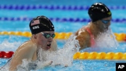 Lilly King, trái, và Yulia Efimova trong trận chung kết bơi ếch 100 mét nữ tại Olympic 2016 ở Rio de Janeiro, Brazil, 8/8/2016.