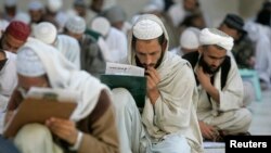 Students of the Jamia Binoria Al-Almia seminary sit for the exams for religious scholars in Karachi February 1, 2009. Some seventeen hundred students sat for the examination this year. REUTERS/Athar Hussain (PAKISTAN) - RTXB3WO