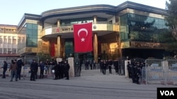 Siirt belediye binası önünde toplanan bir grup kayyum kararını protesto etti. Kayyum kararından sonra belediye binasına Türk bayrağı asıldı.