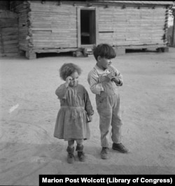 На этой фотографии, сделанной в 1938 году администрацией по охране фермы в округе Робсон, Северная Каролина, стоит подпись «Индейские дети (смешанной породы) близ Макстона, Северная Каролина».