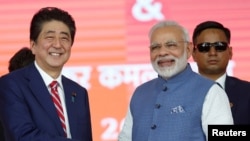 Thủ tướng Nhật Shinzo Abe và Thủ tướng Ấn độ Narendra Modi trong buổi lễ động thổ xây đường ray cao tốc tại Ahmedabad, Ấn độ ngày 14/9/2017.