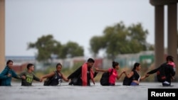 Di dân tiếp tục đến biên giới Mỹ-Mexico vượt sông Rio Grande, nhìn từ phía Piedras Negras, Mexico, ngày 27/9/2023.