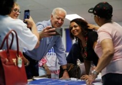 Ứng cử viên Joe Biden chụp ảnh selfie với ủng hộ viên tại cuộc mít tinh với công đoàn ngành điiện, 20/7/2019, ở Las Vegas. (AP Photo/John Locher)