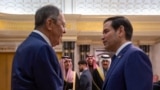 Ngoại trưởng Hoa Kỳ, Marco Rubio (phải) và người đồng cấp Nga, Sergei Lavrov, trong cuộc gặp tại Riyadh, Saudi Arabia, ngày 18 tháng Hai, 2025.