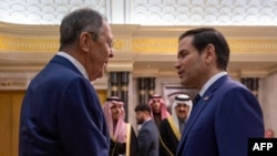 Ngoại trưởng Mỹ Marco Rubio (phải) bắt tay Ngoại trưởng Nga Sergei Lavrov tại Dinh Diriyah, ở Riyadh, Ả rập Xê út, ngày 18/2/2025.