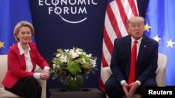 Ông Trump gặp bà Ursula von der Leyen ở Davos, Thụy Sĩ, 21/1/2020. (REUTERS/Jonathan Ernst)