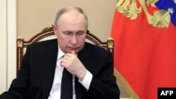 Năm nay, Putin mới bị mất thể diện lần nữa. Ông mới tái đắc cử tổng thống lần thứ năm được mấy ngày, hý viện Crocus City Hall ở ngay thủ đô Moscow đã bị tấn công, đặt bom, đốt, và bắn, giết. 