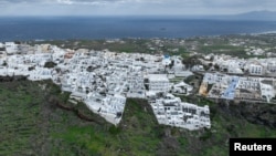 Yunanistan’ın Santorini adasında bu ay bazen birkaç dakikada bir hissedilen denizaltı depremleri adada yaşayan binlerce kişinin ve çok sayıda işçinin Yunan anakarasına taşınmasına neden oldu.