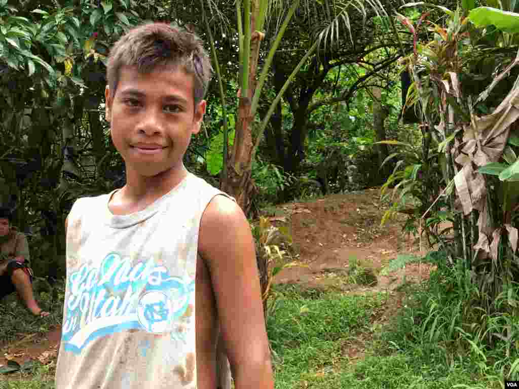 Calvin, 15 tuổi, người dẫn đường cho phóng viên của VOA tìm kiếm hải sâm, Pohnpei, Liên bang Micronesia, ngày 29 tháng 4, 2017 &nbsp;