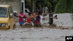 Một con đường bị ngập lụt ở Villa de Coral, Mexico, Thứ Tư 12/10/2011