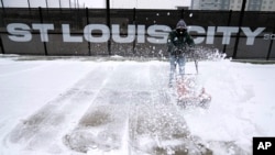 Missouri'nin St. Louis'de kar küreme çalışmaları